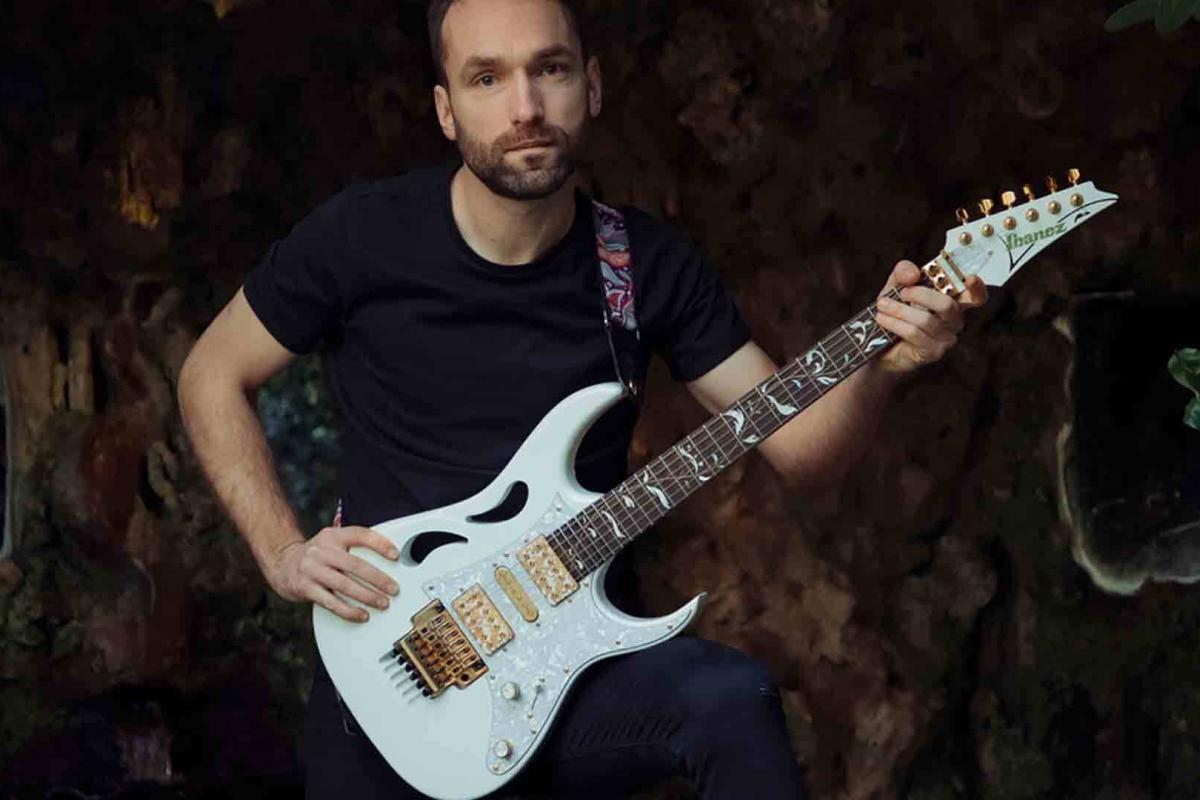 “Down Underground”, nuevo adelanto del guitarrista Robert Beade