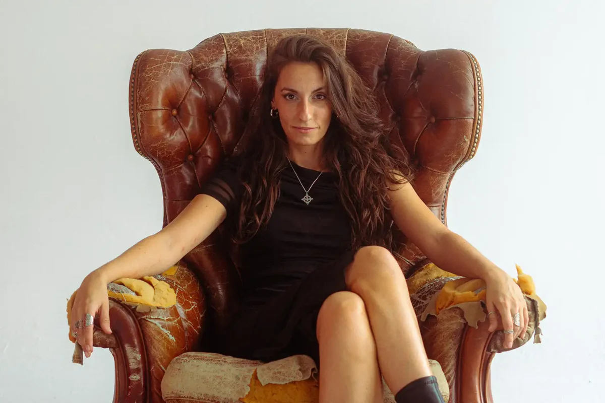 Sylvia Wild estrena videoclip “La cualquiera”