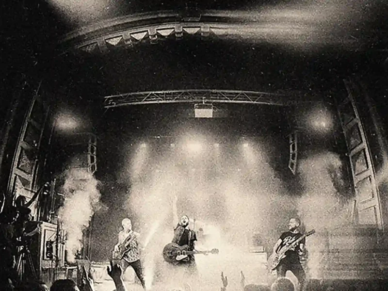 Cobardes estrena video en vivo