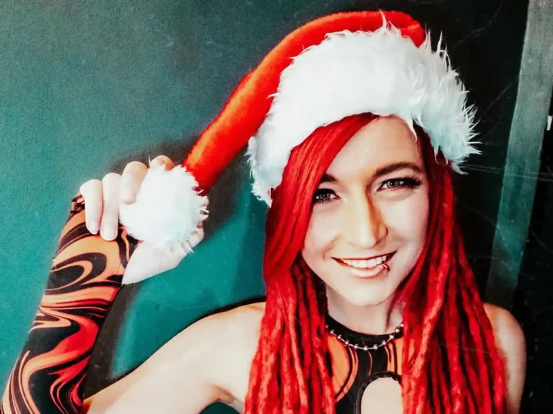 April Art estrena single navideño “Santa is a bitch”