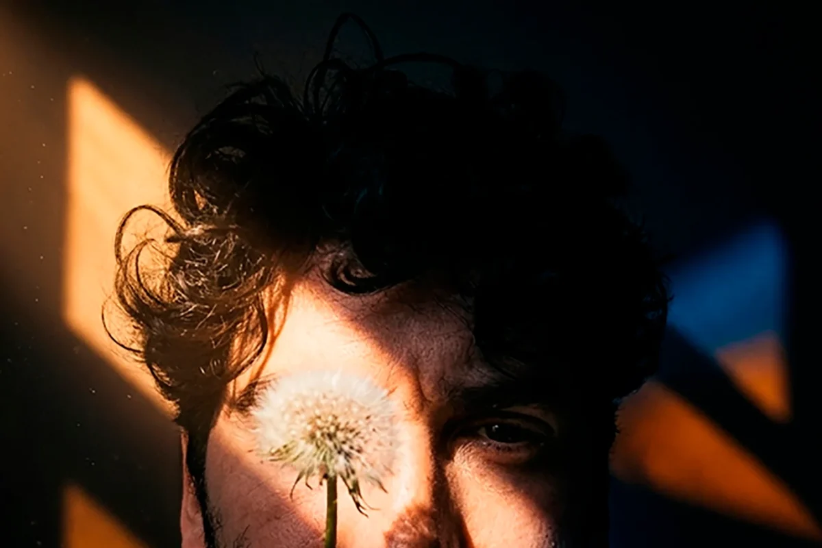 El Roquero Solitario lanza single “Viviendo al Filo”