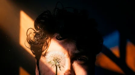 El Roquero Solitario lanza single “Viviendo al Filo”