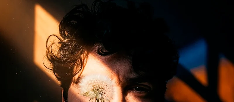 El Roquero Solitario lanza single “Viviendo al Filo”