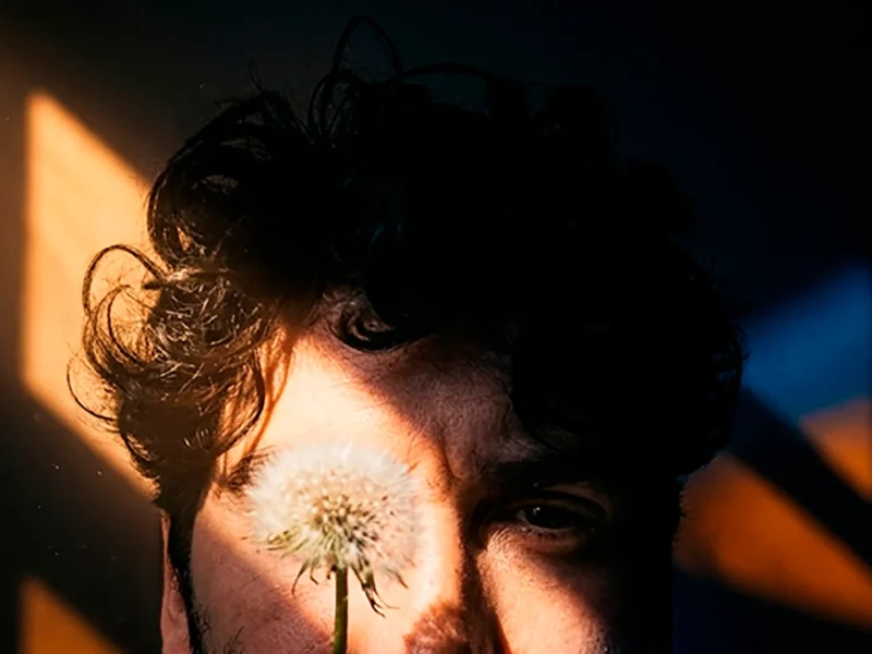 El Roquero Solitario lanza single “Viviendo al Filo”